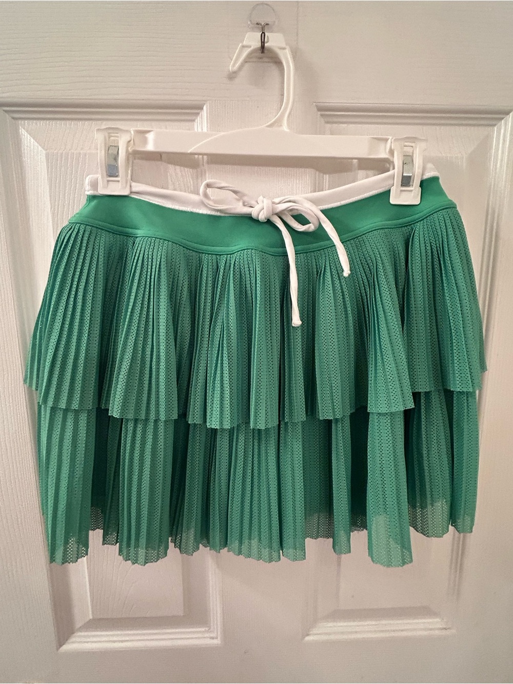 aerie Tiered Mesh Skort in Kelly Green